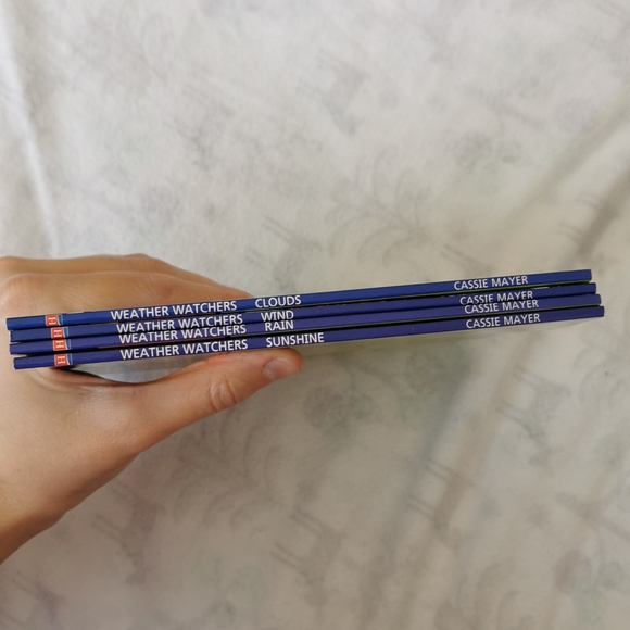 Acorn- Weather Watchers - Rain, Sunshine, Wind, Clouds Books - Picture 7 of 7